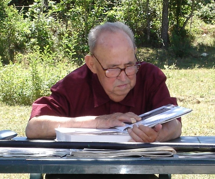 Alfredo leyendo al aire libre