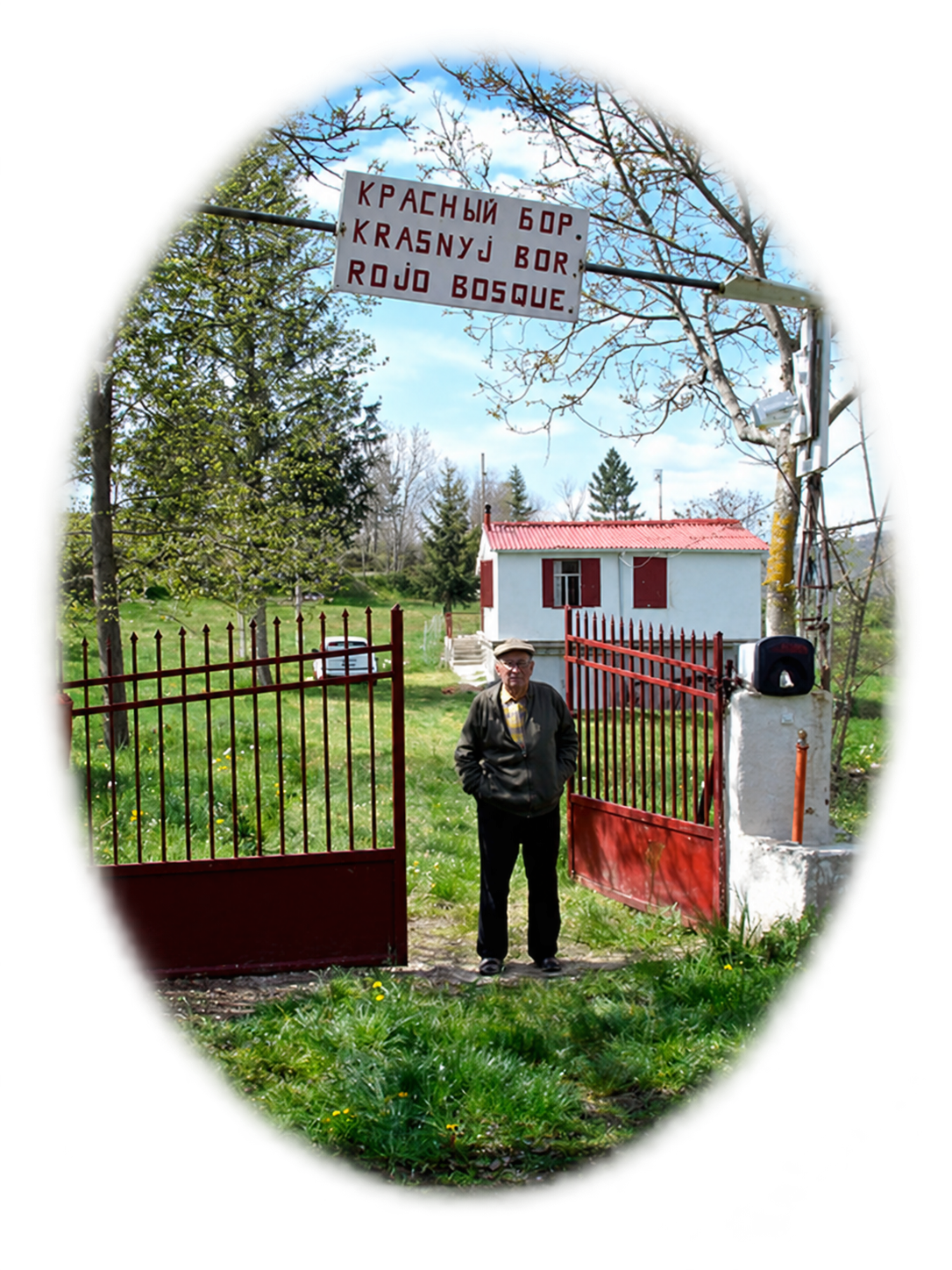 Alfredo junto a la entrada señalizada de Krasnyj Bor